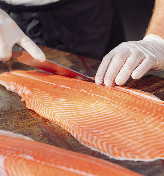 Як правильно нарізати рибу для ролів та суші?